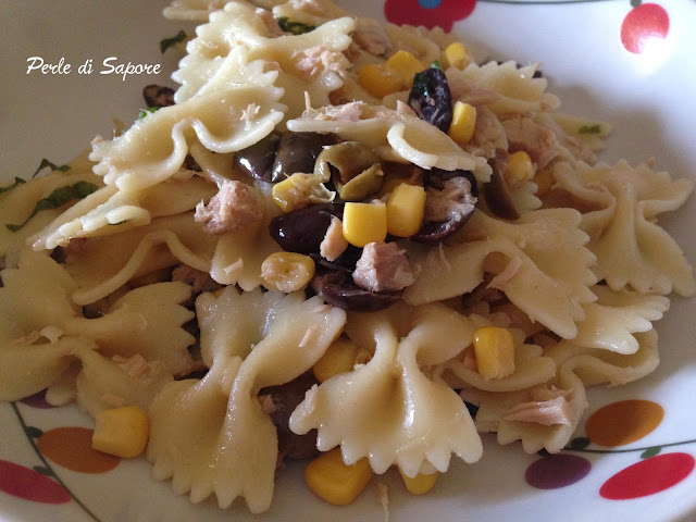 pasta fredda con tonno, olive e mais