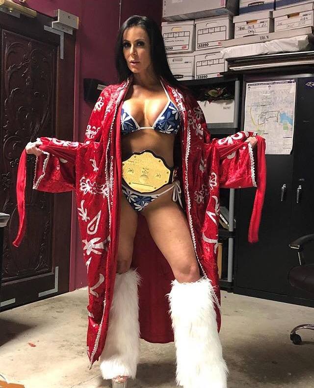 STRENGTH FIGHTERâ„¢: Porn star Kendra Lust dressed as Ric Flair