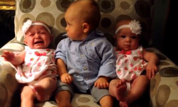 El vídeo que muestra la confusión del bebé al ver a sus dos hermanas idénticas.