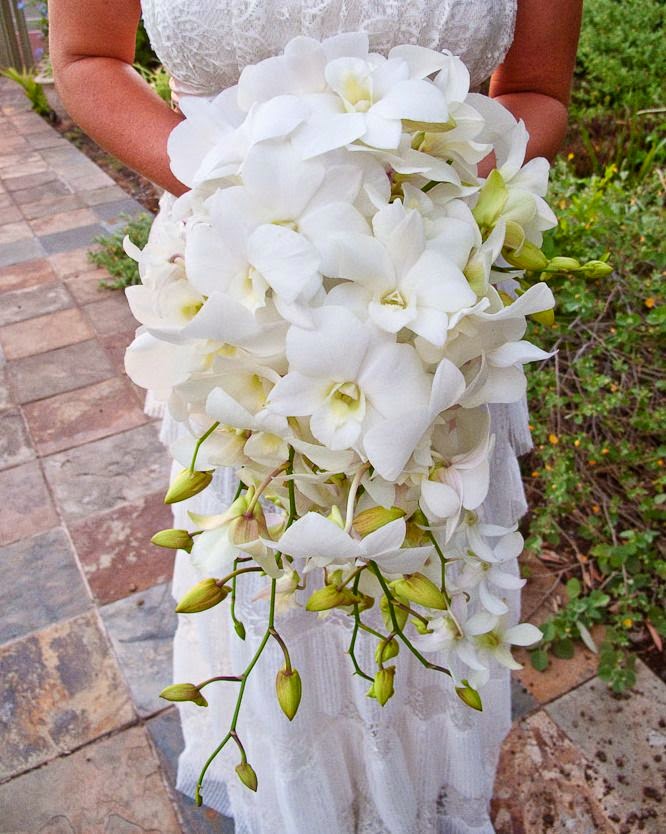 Hoa cưới cầm tay bằng lan hồ điệp trắng nhụy hồng