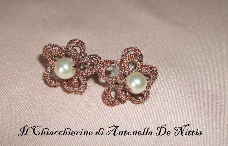 Orecchini in Acciaio cerchio con tre fiori – Group S.r.l