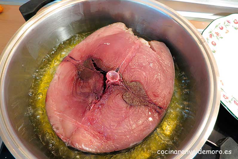 Dorando el bonito en el aceite