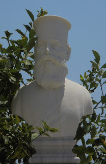 το μνημείο του αφανούς ιερέα στην Ερμούπολη
