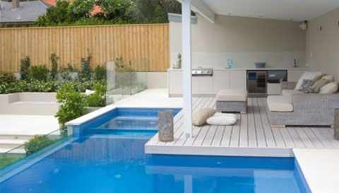 rumah minimalis dengan kolam renang kecil yang kompak