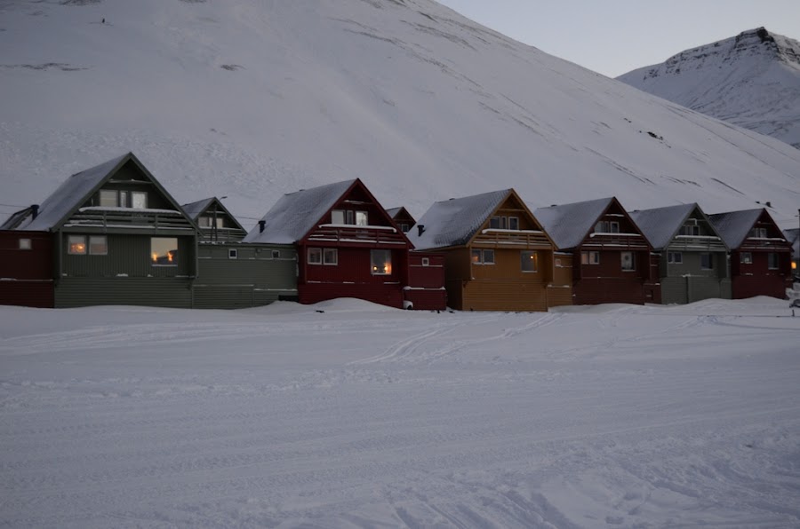 casas-colores-paseo-longyearbyen-svalbard-noruega-enlacima