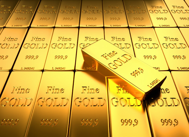 Cụ thể, lúc 8h30 sáng 27/11, Công ty VBĐQ Sài Gòn niêm yết giá vàng miếng SJC mua vào tại TPHCM ở mức 33,05 triệu đồng/lượng, và bán ra với giá 33,29 triệu đồng/lượng, tăng 20.000 đồng/lượng so với mở cửa phiên sáng hôm qua (26/11).  Cùng thời điểm, giá mua – bán vàng SJC tại Hà Nội được Tập đoàn DOJI điều chỉnh tăng thêm 40.000 đồng/lượng so với hôm qua, lên mức 33,21 – 33,27 triệu đồng/lượng.  Chênh lệch giá mua – bán vàng ở TP HCM vẫn giữ nguyên là 240.000 đồng/lượng, trong khi mức chênh tại Hà Nội là 60.000 đồng/lượng.  Trên thị trường thế giới, Giá vàng tiếp tục giảm sâu xuống mức thấp nhất trong gần 6 năm qua, do sức ép từ đồng đô la đang bật tăng mạnh mẽ và áp lực từ kỳ vọng Cục Dự trữ Liên bang Mỹ (Fed) sẽ tăng lãi suất trong tháng 12 tới. Thêm vào đó, những dữ liệu khả quan về nền kinh tế Mỹ vừa được công bố càng làm tăng kỳ vọng về khả năng tăng lãi suất của Fed, khiến Giá vàng càng tuột dốc thê thảm.  Cụ thể, giá vàng  giá vàng giao tháng 12 trên sàn Comex giảm gần 3.77€, tương đương 0,4% và giải quyết tại 1.01€/ounce, rất gần mức đáy 6 năm trong tuần trước (1€/ounce). Giá vàng giao ngay trên sàn Kitco vào thời điểm 7h sáng nay (giờ Việt Nam) đang đứng tại 1.01€/ounce.  Theo các nhà phân tích, mức đáy mới của giá vàng hôm nay là kết quả từ việc công bố dữ liệu cho thấy lượng sản phẩm sản xuất được đã vượt quá kỳ vọng của các chuyên gia kinh tế vào tháng trước. Một loạt các dự án đầu tư kinh tế trải rộng trên toàn nước Mỹ cũng khiến bức tranh kinh tế trở nên sáng sủa hơn, khiến thị trường càng có niềm tin vào việc Fed sẽ tăng lãi suất trong tháng 12 tới.  Những ngày này, giá vàng đang phải chịu sức ép nặng nề từ kỳ vọng ngày càng cao về việc Fed sẽ tăng lãi suất trong cuộc họp chính sách vào tháng 12 tới sau gần 1 thập kỷ. Động thái này sẽ làm tăng chi phí nắm giữ của các tài sản đầu tư không lãi suất, ảnh hưởng trực tiếp tới thị trường vàng và làm giảm giá vàng.  Trong kinh doanh các kim loại khác, giá bạc hôm nay tăng 0,6% lên mức 13.42€/ounce, giá Platinum tăng 1,6% lên 802.86€/ounce sau khi chạm đáy 7 năm trong phiên giao dịch trước. Trong khi đó, giá Palladium cũng tăng thêm 0,9% và dừng ở mức 526.76€/ounce.  Tỷ giá USD/VND ngày 27/11/2015:  Tỷ giá đồng bạc xanh tại các ngân hàng trong nước ngày hôm nay 27/11/2015 đang có mức giá 22.450 VNĐ chiều mua vào. Mức giá này đã giảm xuống so với phiên giao dịch ngày hôm qua 26/11, mức giá USD ở chiều mua vào là 22.800 VNĐ.  Còn mức giá ở chiều bán ra ngày 27/11 đang là 22.520 VNĐ. So với mức giá ngày hôm qua là 22.475 VNĐ, thì mức giá này đã tăng lên khá nhẹ.