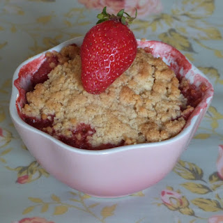 https://danslacuisinedhilary.blogspot.com/2012/06/crumble-rhubarbe-fraise-rhubarb-and.html