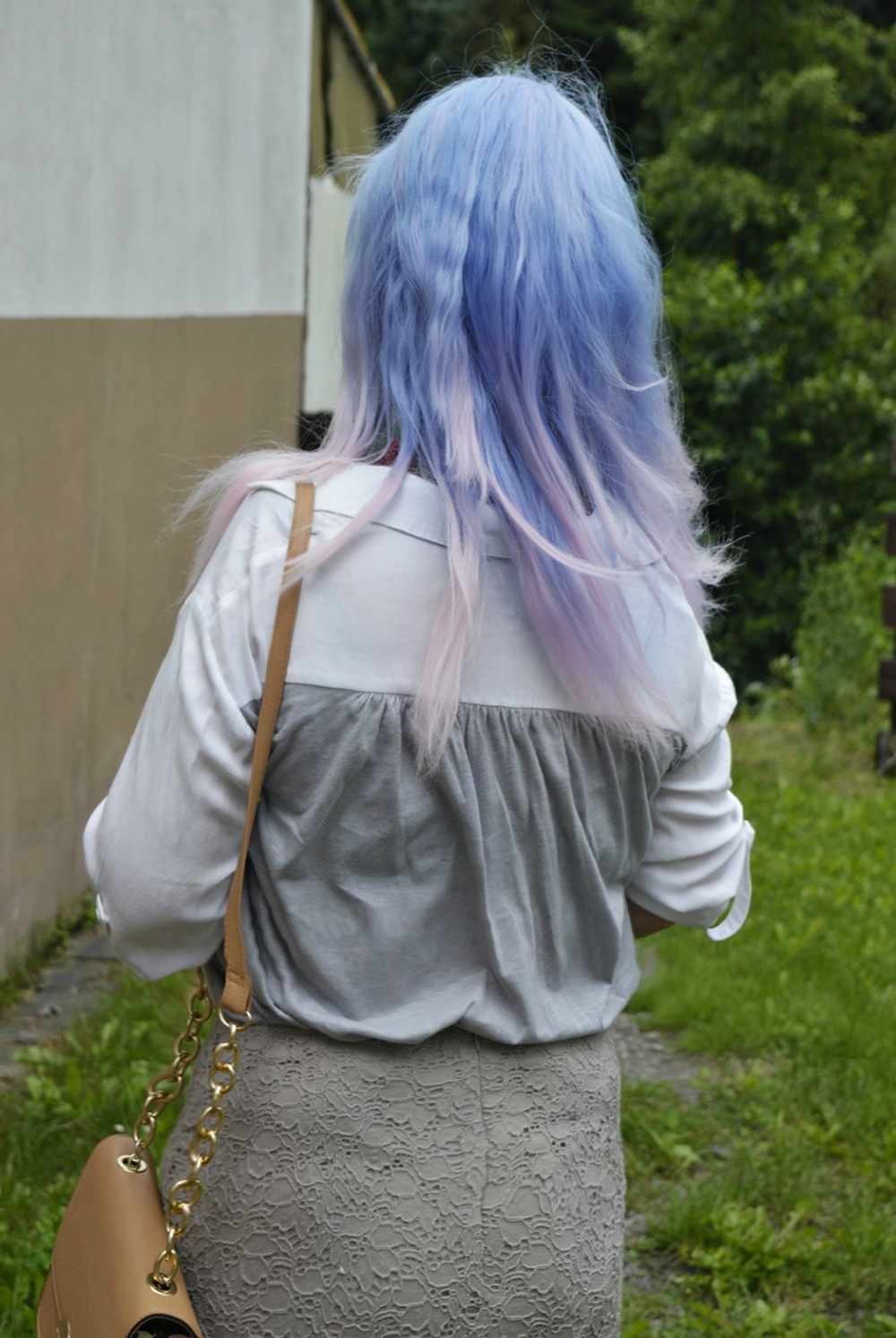 Annies Streetstyle Look with Lace Skirt, white blouse and leather mules - posted by Annie K, Fashion and Lifestyle Blogger, Founder, CEO and writer of ANNIES BEAUTY HOUSE 