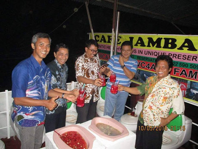 HEBOH, Foto Makanan dan Minuman Disajikan di Kloset HEBOH, Foto Makanan dan Minuman Disajikan di Kloset