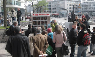 Әйел сперматозоидқа толы үйге келеді.