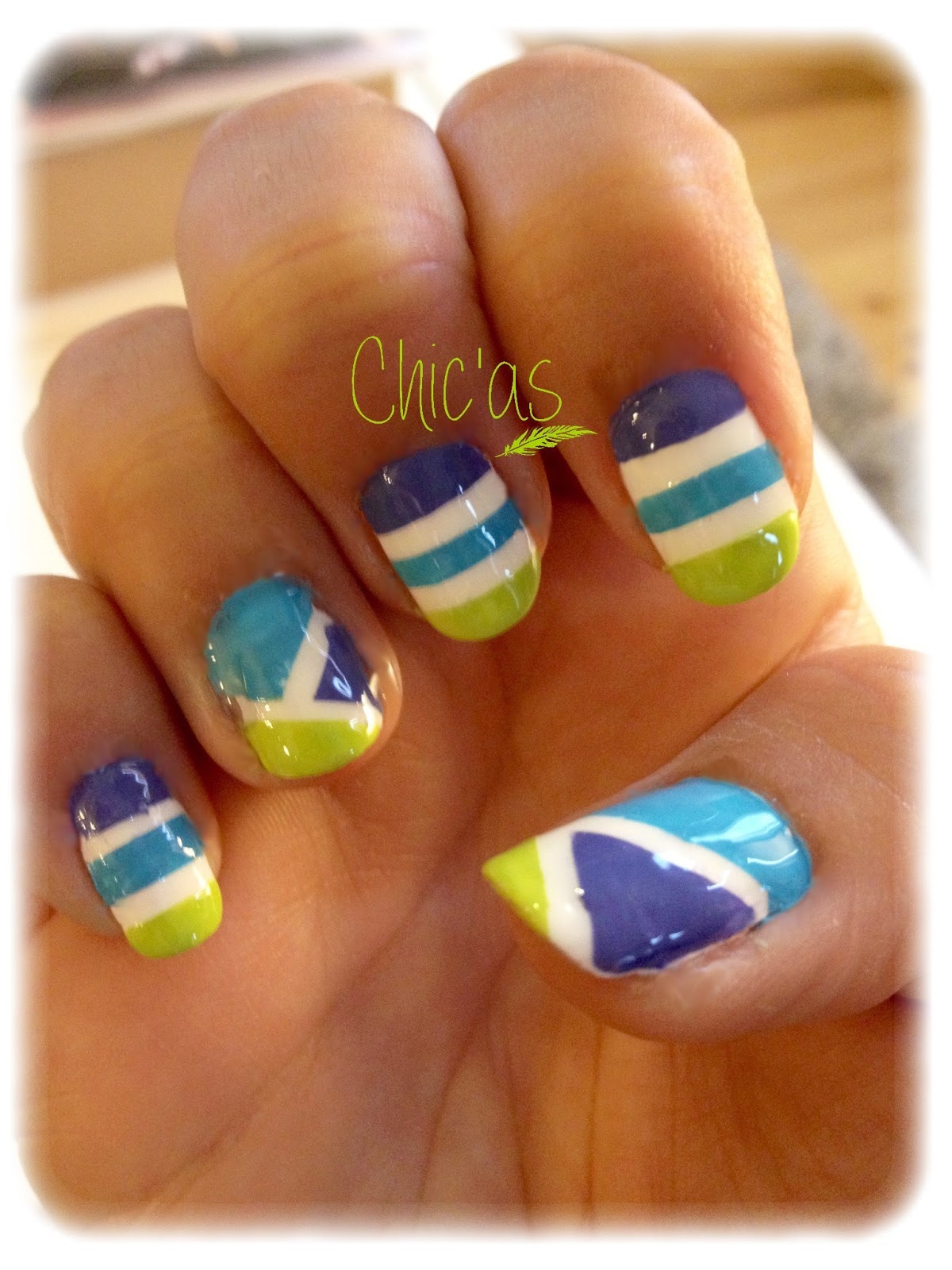 Chic'as Nail art rayé violet, bleu et vert