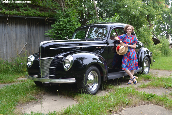 Flashback Summer: 1940s Ford & Floral Dress