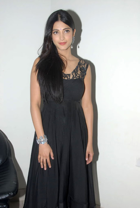 shruthi han at oh my friend audio launch, shruthi han new actress pics