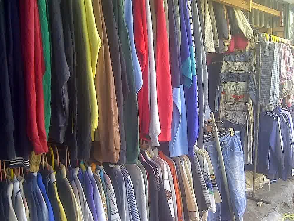 Pasar Baru, Gaya Lama: Menjelajahi Dunia Jual Beli Baju Bekas Online di Ambon