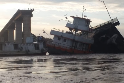 Ponte sobre Rio Moju desaba, mas governador decreta estado de emergência