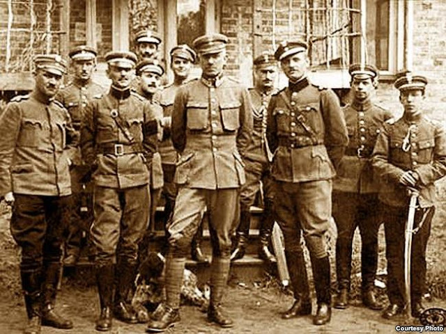 Генерал, граф Станіслав Шептицький (по центру)