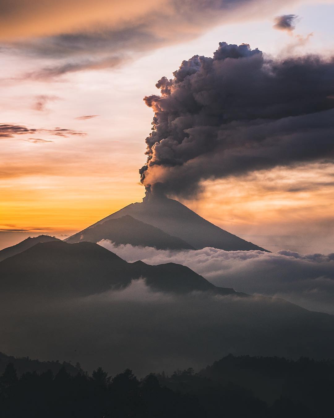 Foto Foto Indah Dan Langka Saat Erupsi Gunung Agung Bali Fakta Utama