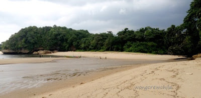 Lokasi Pantai Bantol terletak di desa Banjarejo Pantai Bantol, Malang