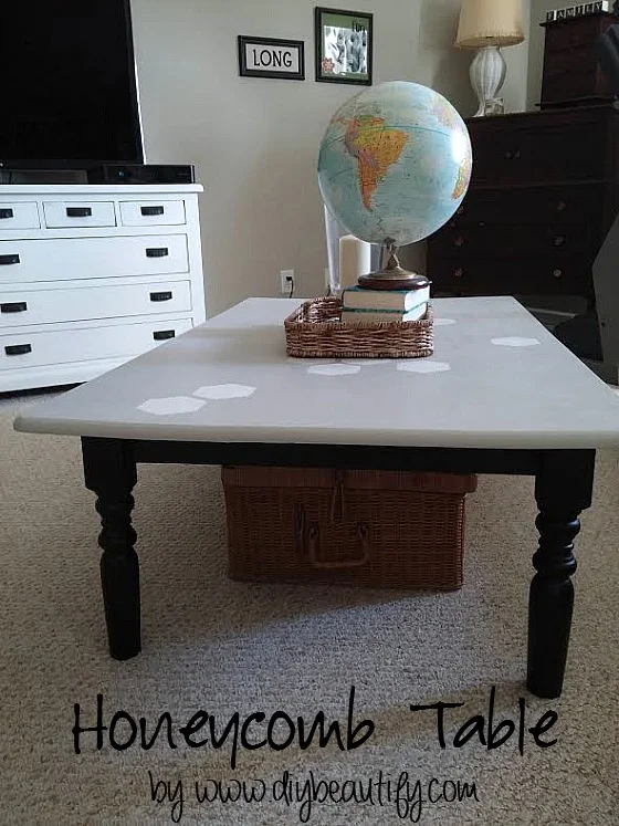 Table makeover with honeycomb pattern www.diybeautify.com
