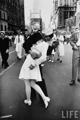 EL BESO EN TIMES SQUARE. FIN 2da GUERRA MUNDIAL(WWII) (01/09/1939 - 02/09/1945 (6 AÑOS, 1 DÍA))