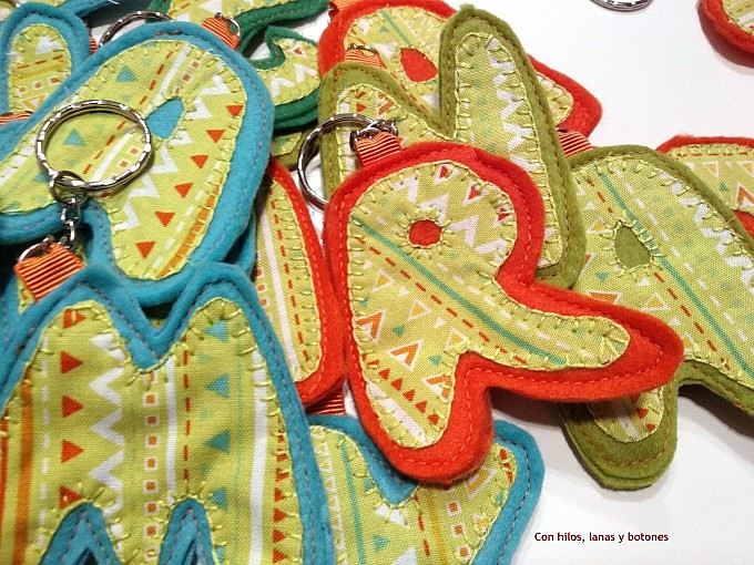 Con hilos, lanas y botones: Llaveros con iniciales