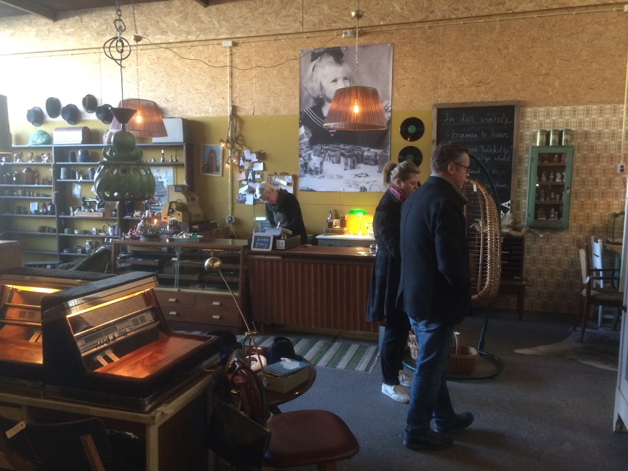 West Germanyvazen Geweldige kringloopwinkel 'Ouderwets Gezellig' in
