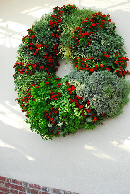 Wreath in the chilly hall to the fruit houses