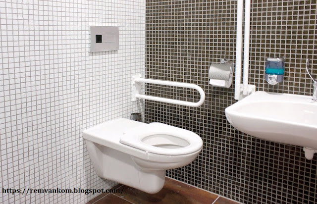 В ванной комнате для людей с ограниченной подвижностью важна каждая деталь