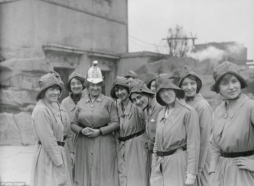 16 Incredible Photos Show Daily Life of British Women War Workers during World War One ~ vintage 