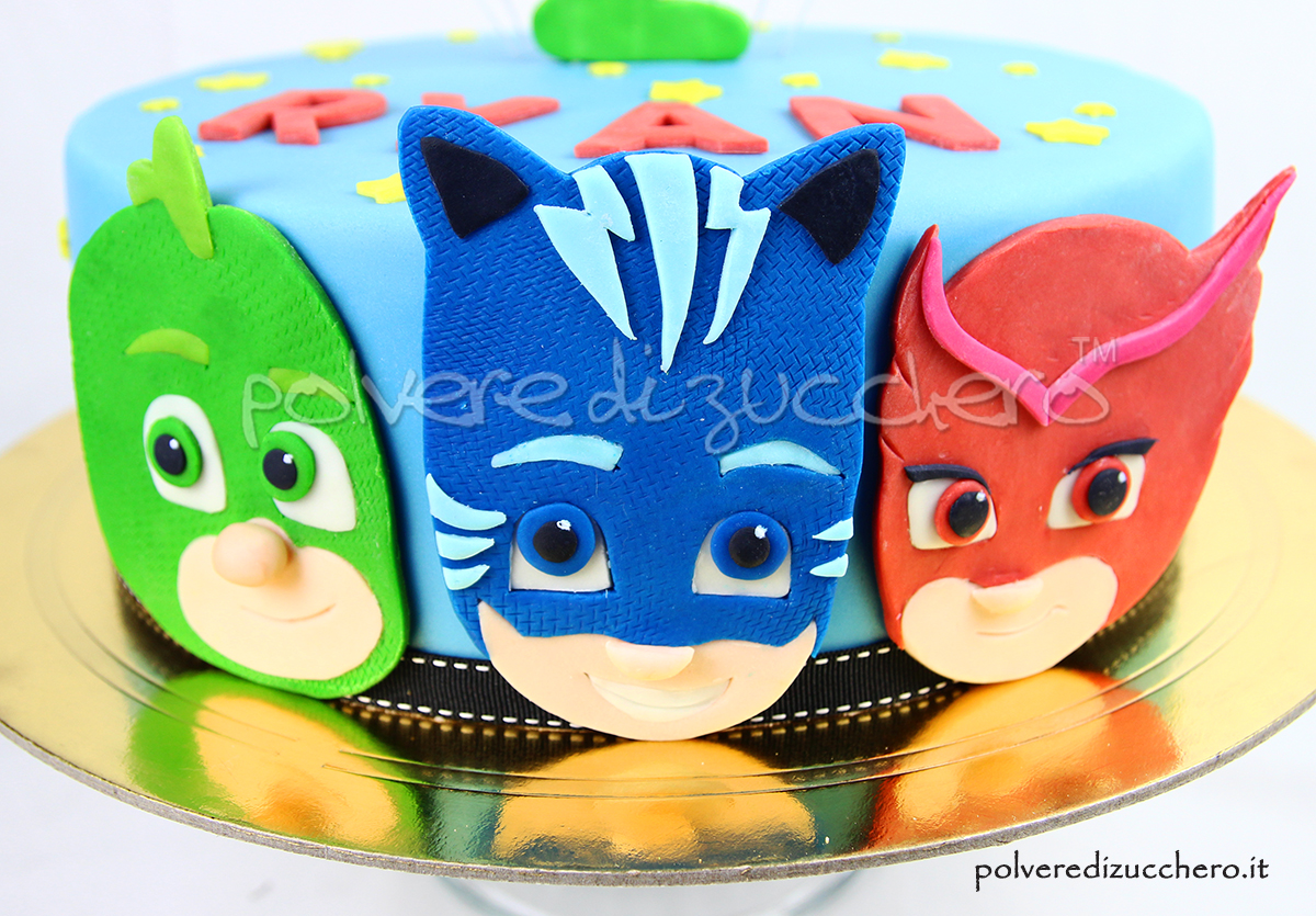Torta decorata in pasta di zucchero con le facce dei Pj Masks i Super