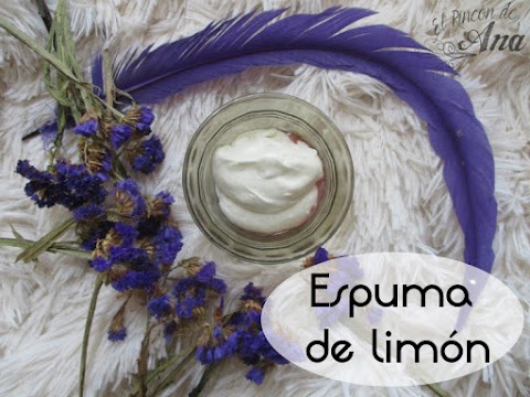 Espuma de limón con mermelada de fresa
