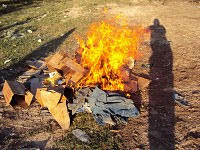 Aduana incinera contrabando sopitas procedentes de Haití