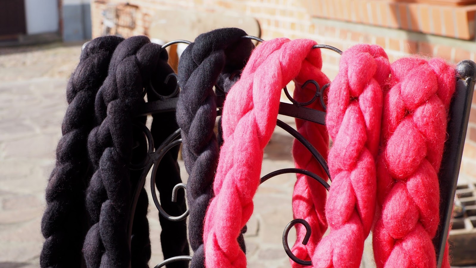 Wolle färben mit simplicol – fertige Kammzüge pink und schwarz