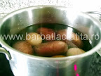 Salata orientala preparare reteta - cartofii si ouale la fiert