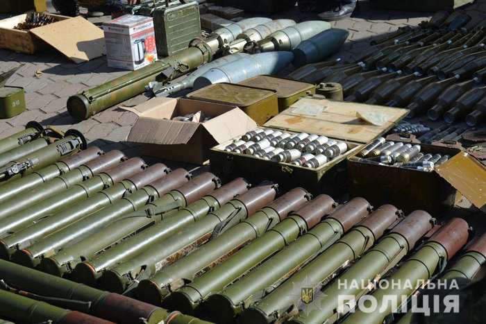 Поліція на Донеччини виявила склади з тисячами боєприпасів