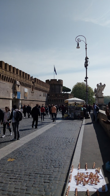 De nombreux vendeurs de souvenirs et d'articles en tous genres à proximité du Castel Sant' Angelo