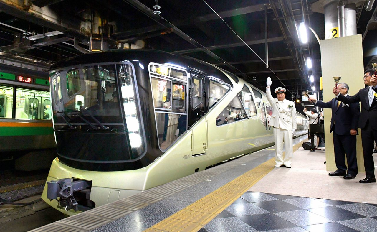 WOW!!! Japanese luxury sleeper train costs only 10,000 one way