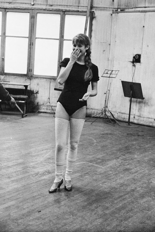 20 Beautiful Black and White Photos of a Young Brigitte 