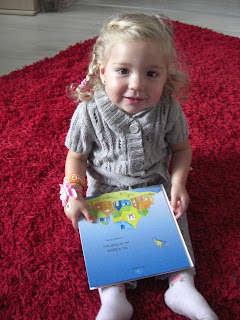 Virginia auf rotem Teppich mit Kinderbuch