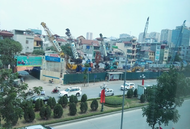 Nhiều chiếc cần cẩu của nhà thầu Delta đang hoạt động ngày đêm để đảm bảo tiến độ Nhiều chiếc cần cẩu của nhà thầu Delta đang hoạt động ngày đêm để đảm bảo tiến độ