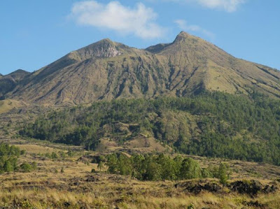  yang mengelilingi Indonesia menghasilkan gunung api tertinggi kelima di Pulau Bali yaitu  Tips Mendaki Gunung Agung Bali