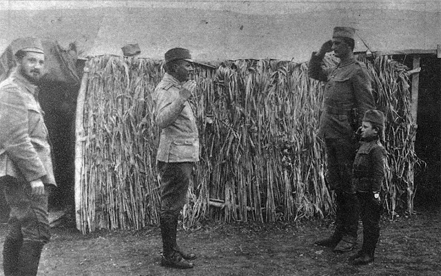 Momčilo Gavrić and another soldier reporting to major Stevan Tucović, 1916. (Wikipedia.org)