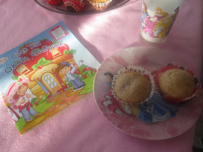 LaMa, orada, surada ve burada : Cilekli hindistan cevizli kekcikler