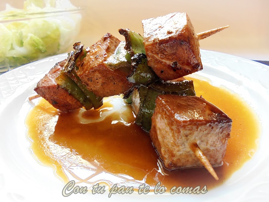 Brochetas de atún marinado con salsa de naranja