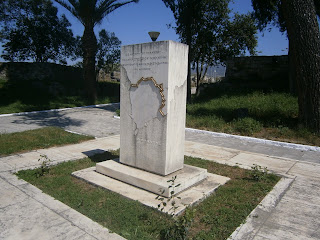 το μνημείο του Μιχαήλ Κοκκίνη στον Κήπο των Ηρώων στο Μεσολόγγι