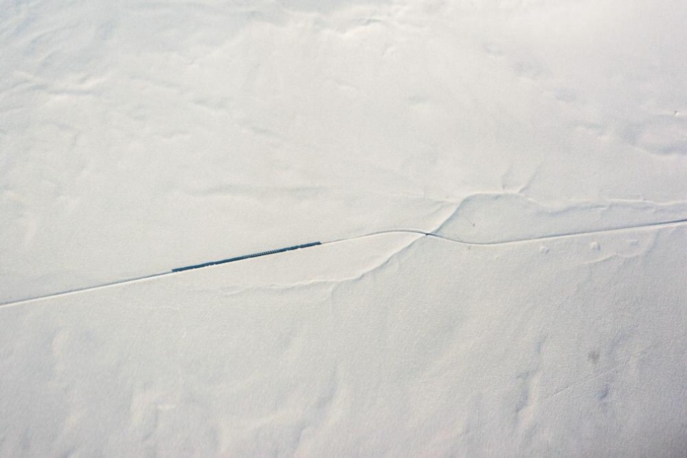 The 100 best photographs ever taken without photoshop - A train on the Kazakh steppe. View from plane window