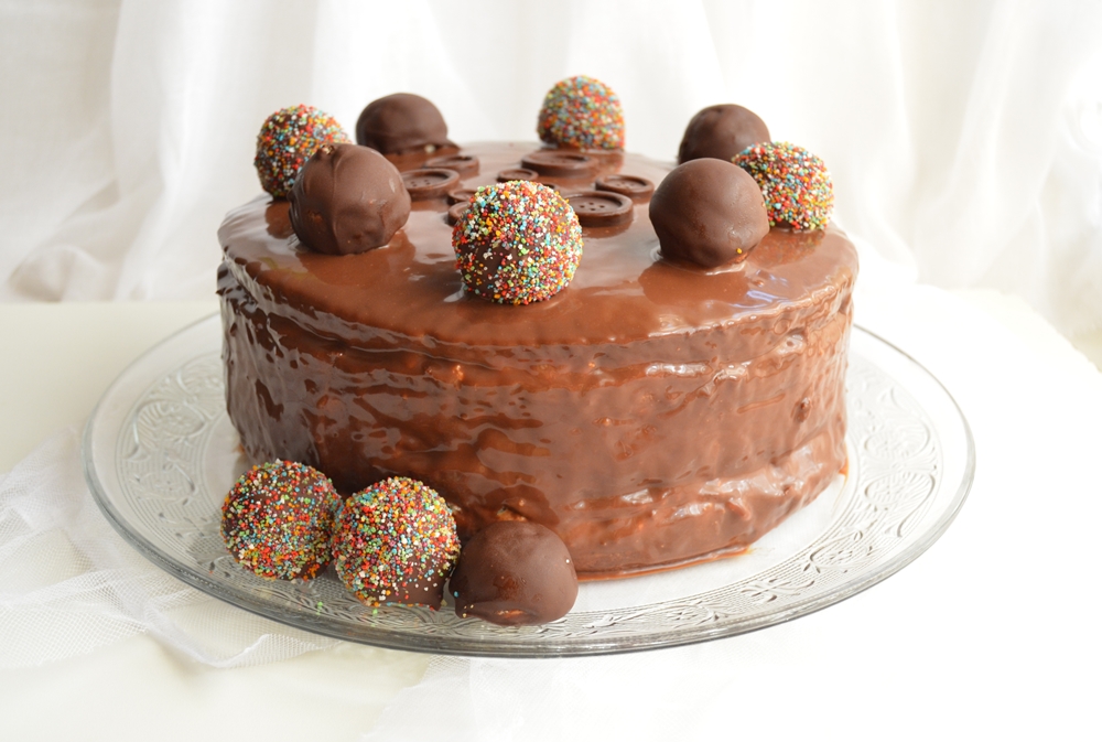 Tort cu crema de ciocolata si frisca