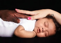 Elleri üzerinde olan bir siyahi baba ve bir beyaz anneden olan esmer tenli melez bebek