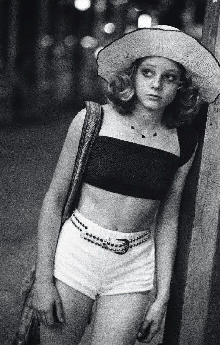 22 Vintage Photos of a Young and Beautiful Jodie Foster on the Set of 'Taxi Driver' (1976