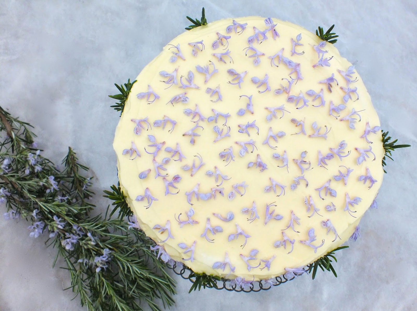 Edible flowers: Rosemary Cake